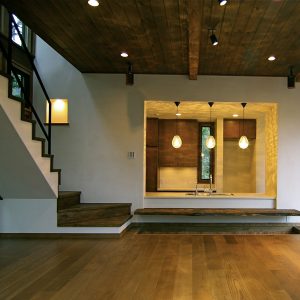 お寺の土手を眺める家・鎌倉