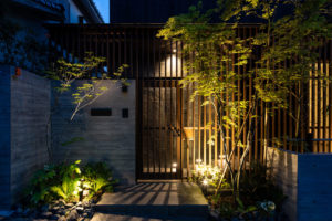 傾斜地と眺望を活かした焼杉の家・港北区