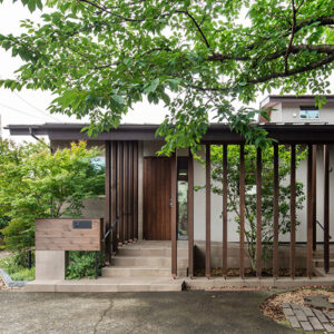 深い軒のエントランスと列柱の家・藤沢